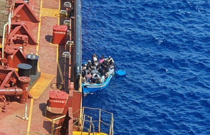 Мигранты из Maersk Etienne переехали на корабль NPO