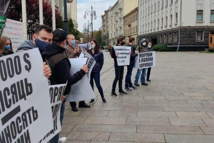 Моряки вышли на митинг под Офисом Президента