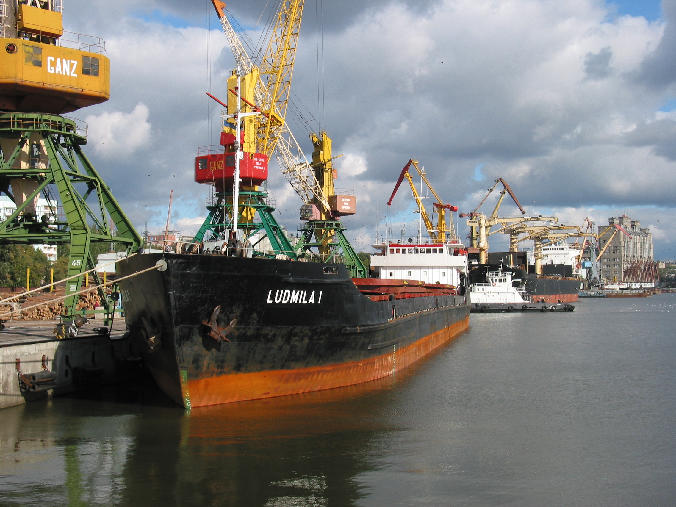 Николаевском порту. Морской порт Бердянск. Морской порт Николаев. Порт Южный Украина. Порт Одесса перевалка зерна.