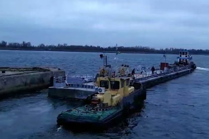 Плавучий причал ВМС отправляется из Херсона в Южный (Видео)