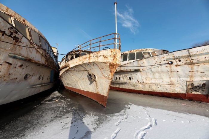 Фото дня: кладбище судов на замерзшем Днепре
