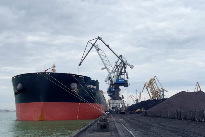 В порту “Южный” обрабатывают судно-гигант