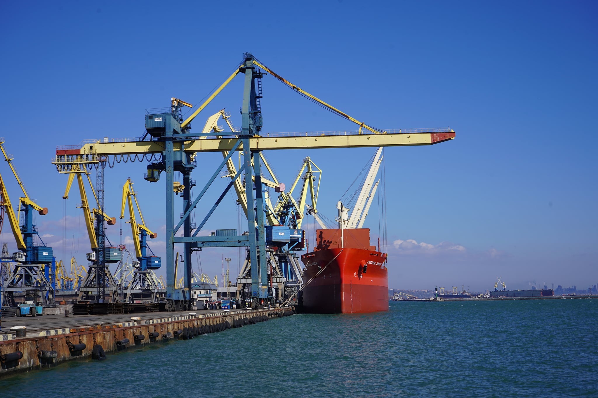 За полмесяца Мариупольский порт обработал 25 судов | Ukrainian Shipping ...
