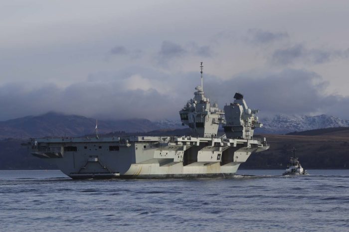 Фото дня: флагман Королевских ВМС Великобритании прибыл в Шотландию