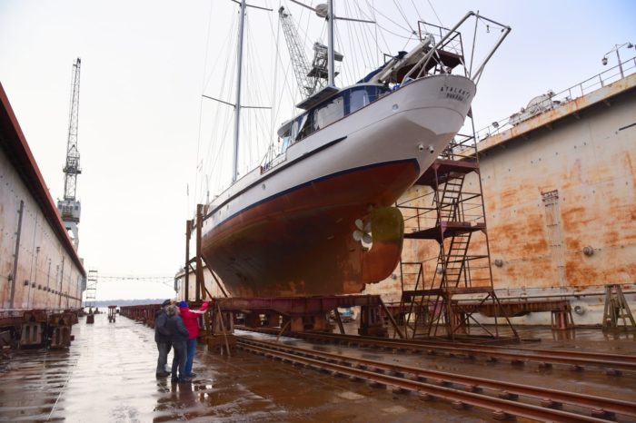 Завод «Океан» ремонтирует экспедиционную яхту Atalante