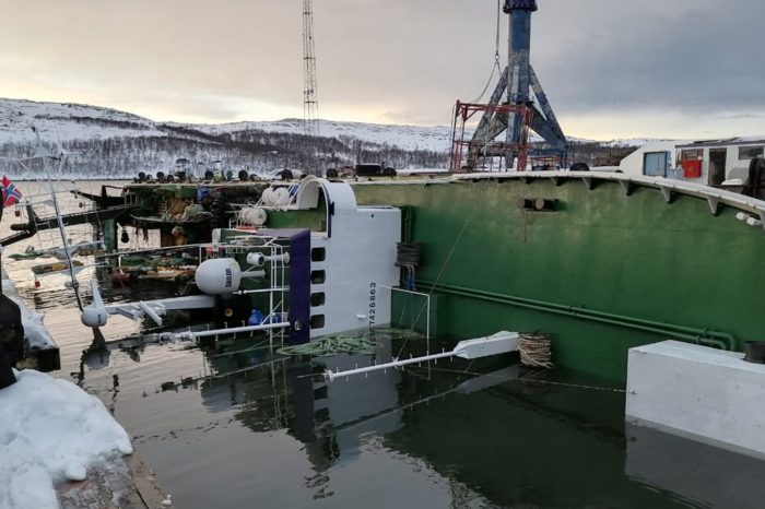 Российское судно опрокинулось при спуске на воду (ФОТО)