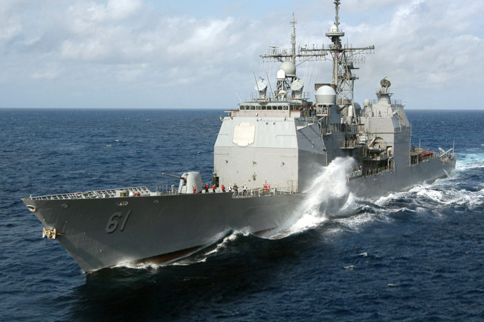 Ракетный крейсер ВМС США идет в Черное море