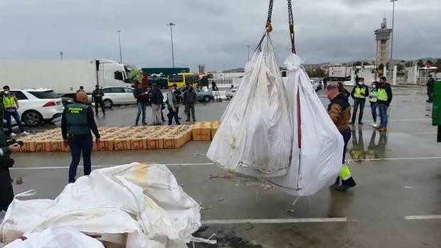 Еще одно судно с украинскими моряками задержали в Испании за контрабанду наркотиков
