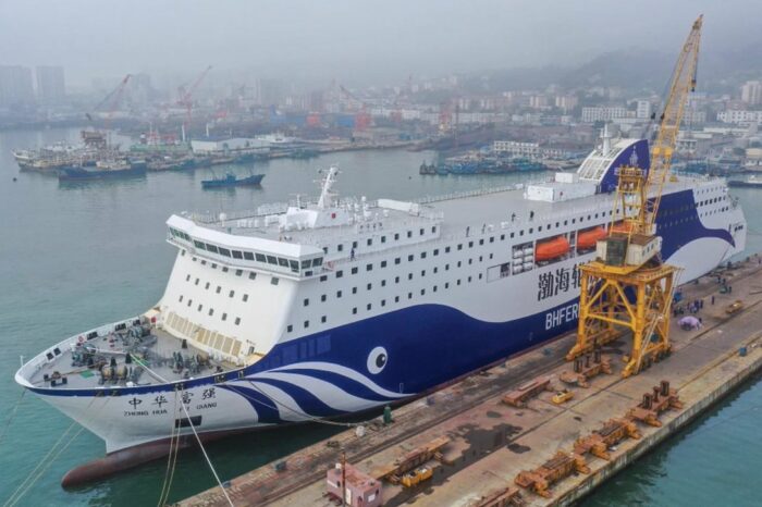 В китайском порту взорвался грузопассажирский паром (ВИДЕО)