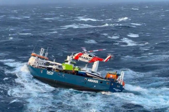 Грузовое судно тонет у берегов Норвегии (ВИДЕО)