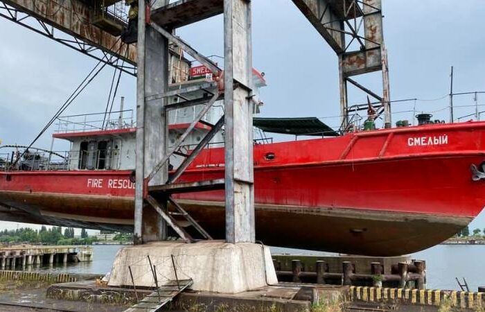 Фото дня: поднятие пожарного катера в порту Рени