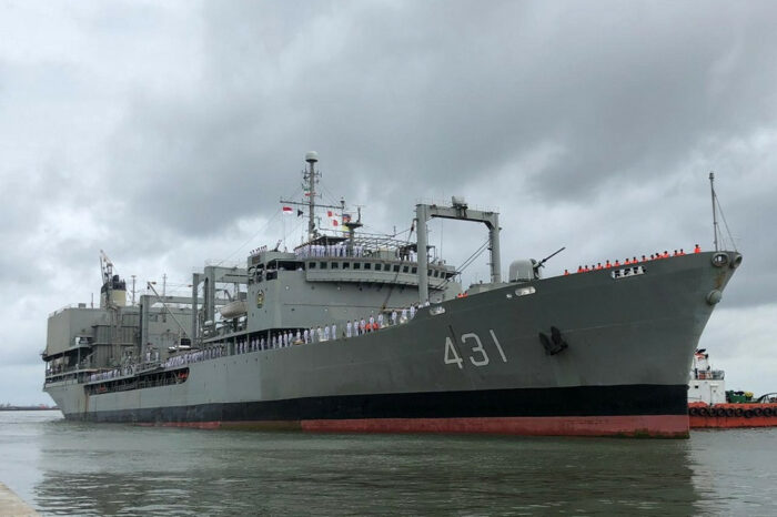 Корабль ВМС Ирана затонул в устье Персидского залива после пожара