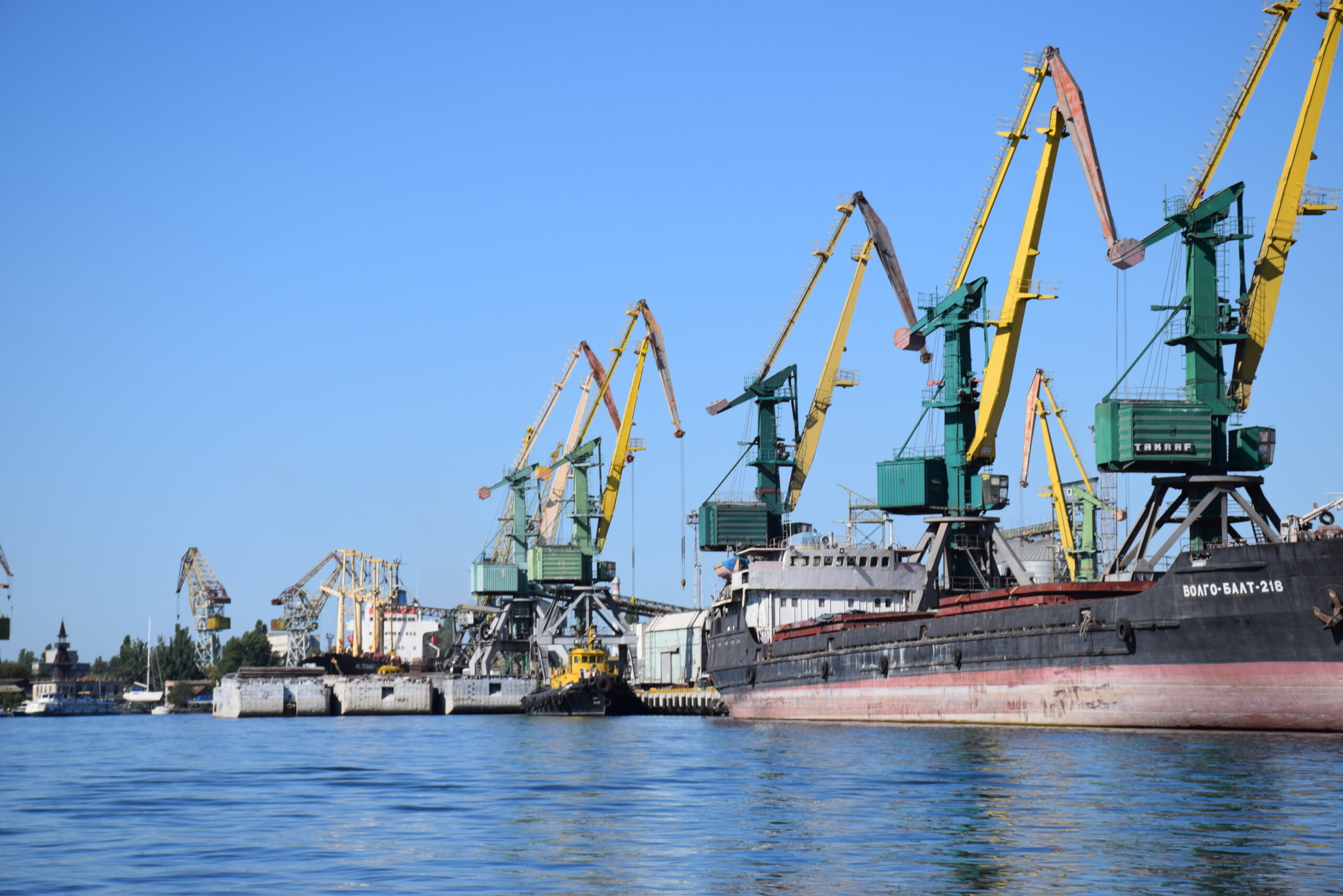 Николаевском порту. Херсонский морской порт. Морпорт Херсон. Херсон торговый порт. Николаевский морской торговый порт.