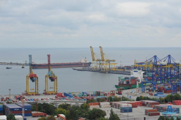 В МТП Черноморска на судопогрузчик установили новое украинское оборудование