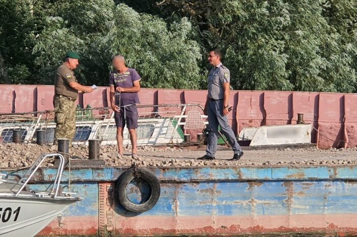На Дунае задержали толкач с баржами, который ошибочно зашел во внутренние воды Украины (ФОТО)