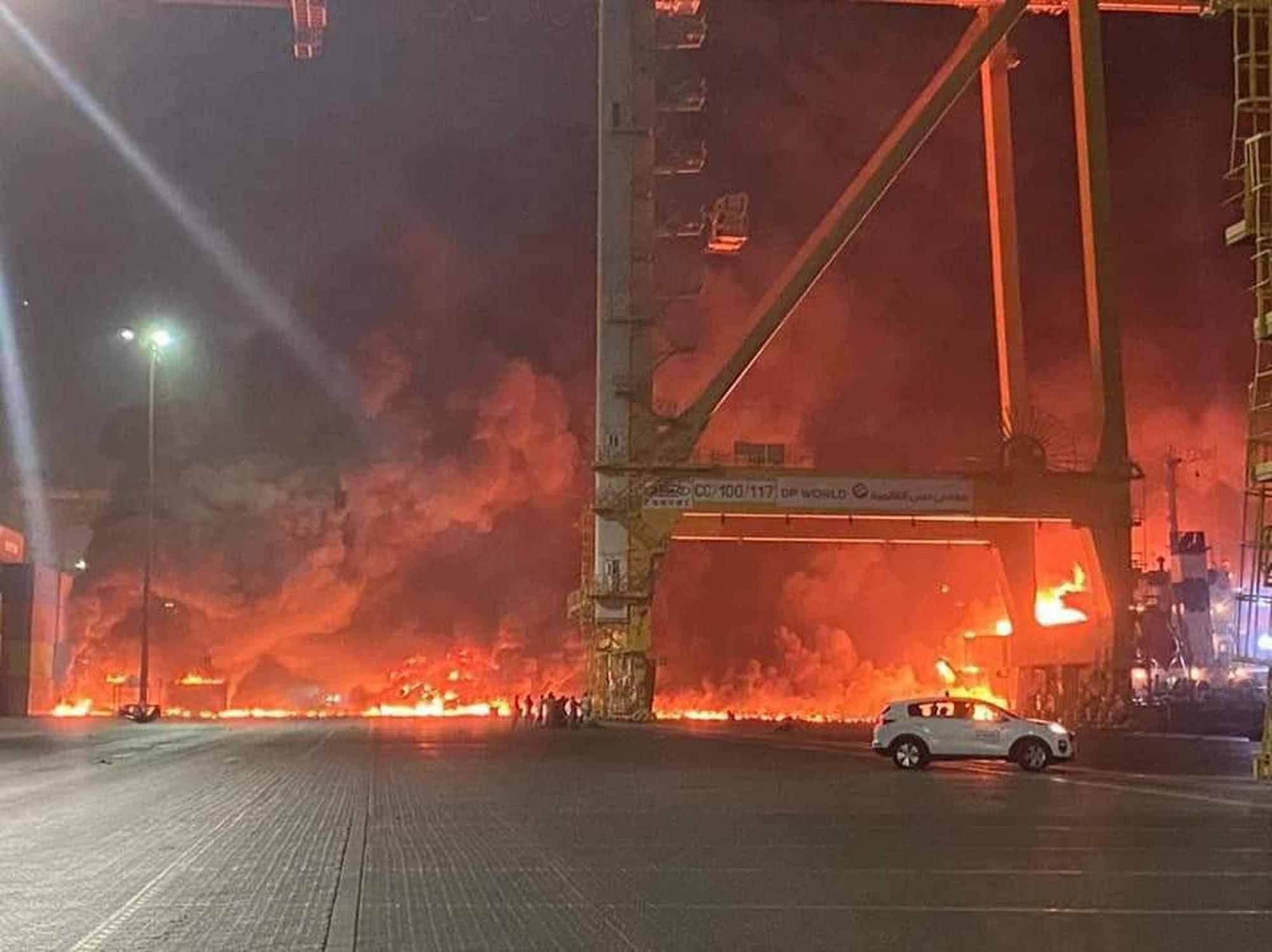 Что случилось в дубае. В Дубае прогремел взрыв. Пожар в Дубае. Сильный пожар.