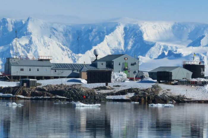 Украина приобретет ледокол для антарктических экспедиций