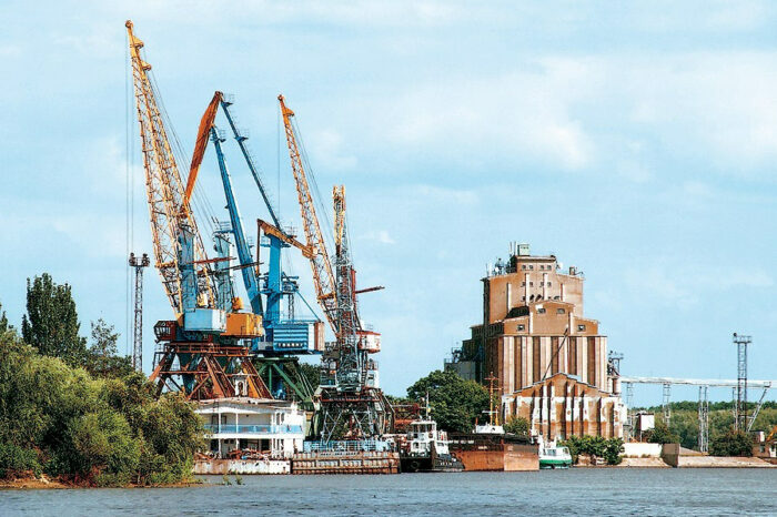 В порту Усть-Дунайска погрузили первое судно зерном нового урожая