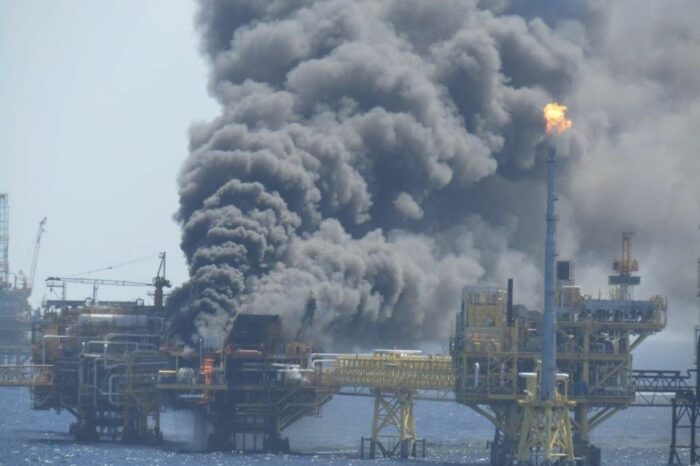 Взрыв на платформе в Мексике сократил добычу нефти на четверть