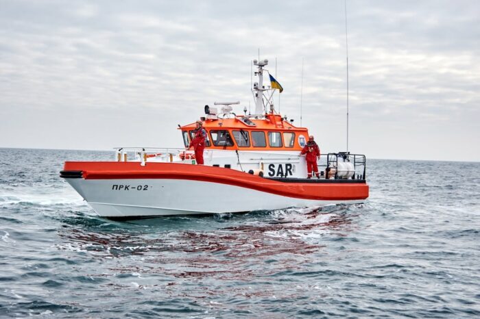 У берегов Одессы спасли 9 человек с тонущего парусника (ФОТО)