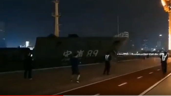 В Китае грузовое судно врезалось в набережную (ВИДЕО)