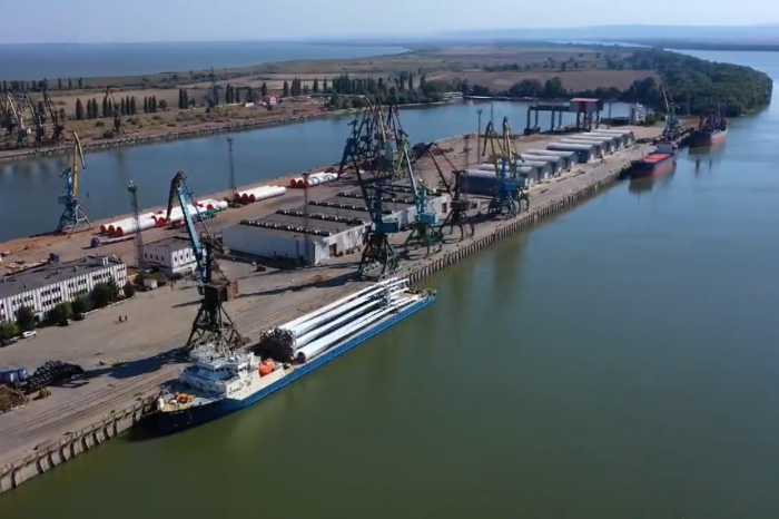 В порту Рени с судна перевалили 77-метровые лопасти для ВЭС (ВИДЕО)