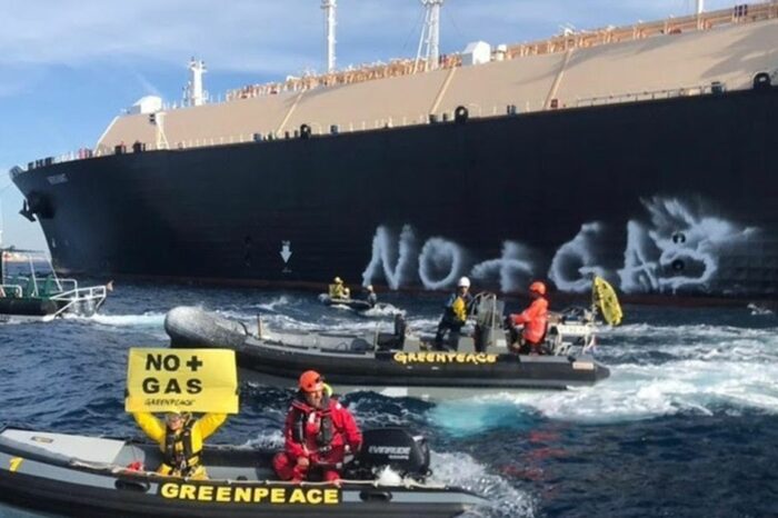Greenpeace заблокировал СПГ-терминал в испанском порту Валенсия