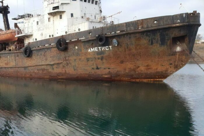 Морская спасательная служба отправила на слом восемь судов и причал