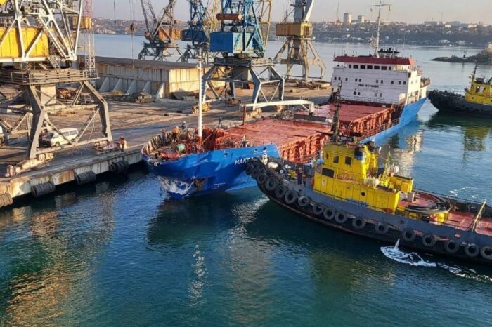 Судно врезалось в причал в порту Черноморска (ФОТО)