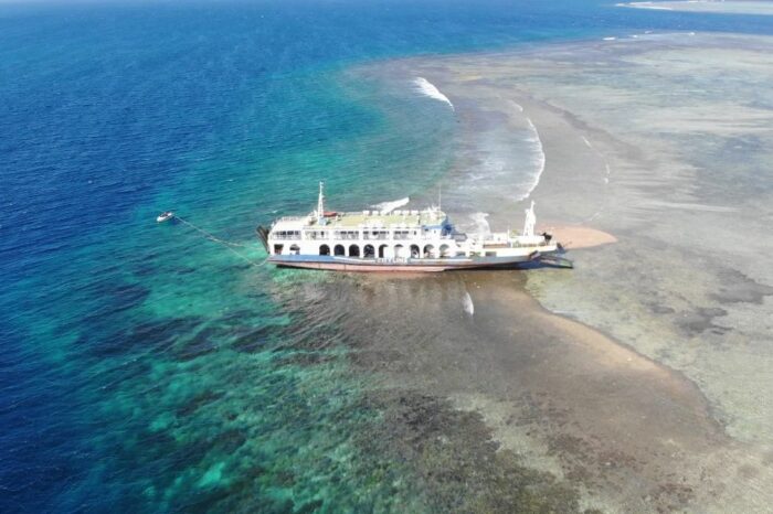 В Индонезии судно врезалось в коралловый риф
