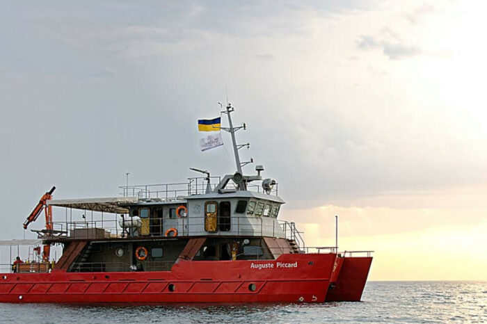 Катамаран одесского водолазного флота будет работать в Балтийском море