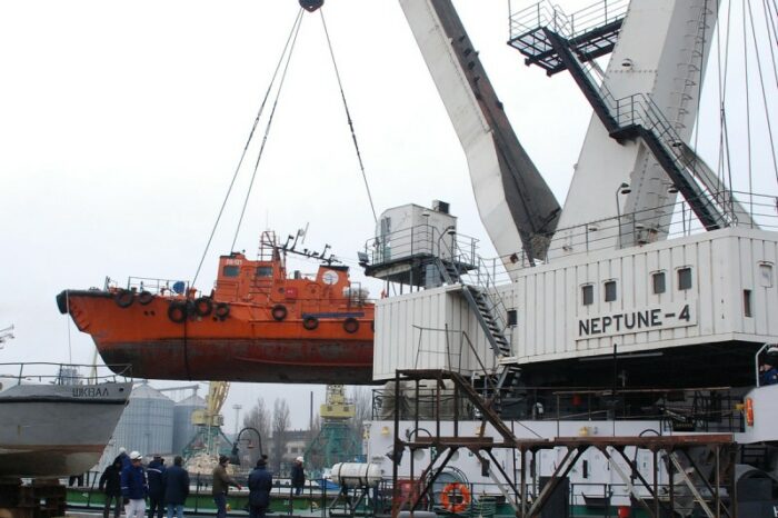 В Мариупольском порту отремонтируют плавкран «Нептун-4»