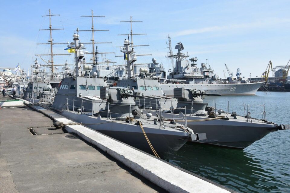 Часть кораблей ВМС Украины передислоцируют с Черного моря на Азовское ...