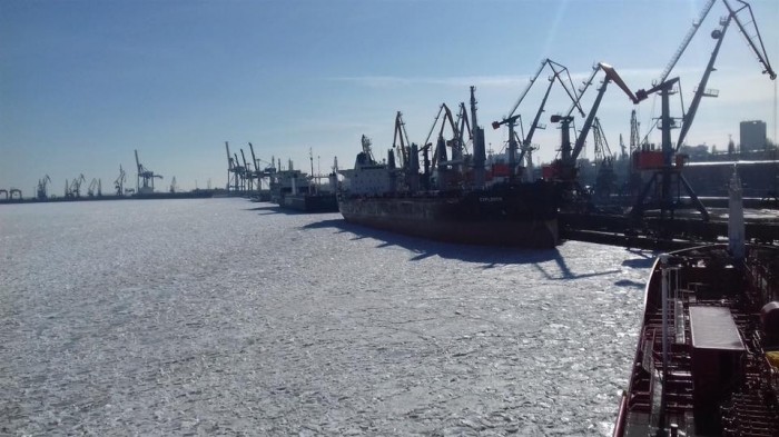 Порт Черноморска ищет буксиры для ледокольных работ