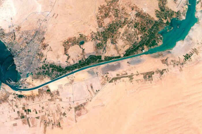 От фараонов до айфонов: 142-летняя история Суэцкого канала