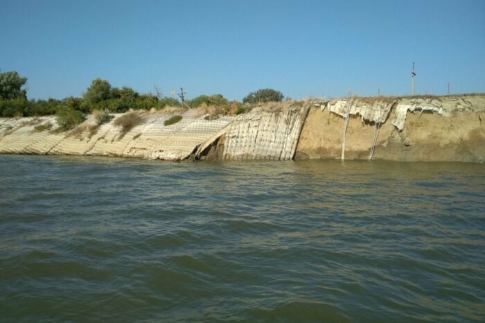 Метровые пустоты обнаружили под дамбой на Дунае (ФОТО)