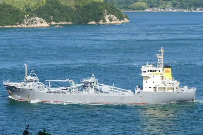 Два судна столкнулись в водах Японии, погиб моряк