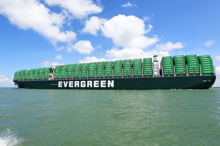 Evergreen выплатит $100 млн за застрявший контейнеровоз