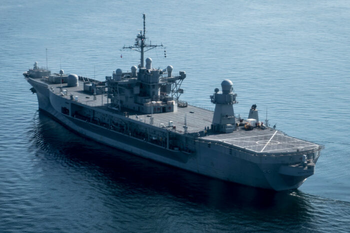 Флагманский корабль ВМС США покинул акваторию Черного моря