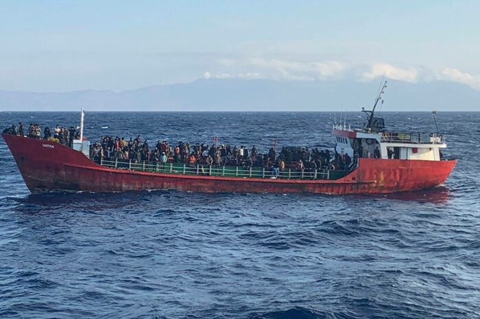 С судна, терпящего бедствие у Крита, спасли 400 мигрантов