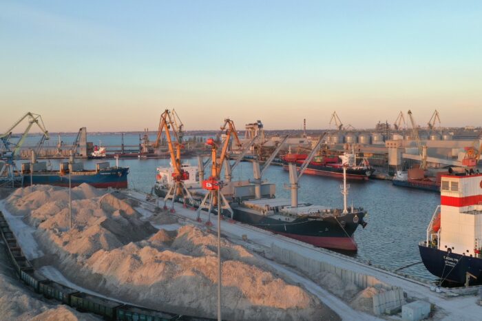 «Ника-Тера» впервые перевалила удобрения с каботажного танкера на морской