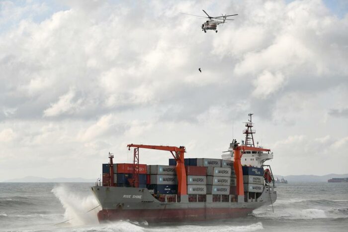 У берегов РФ сел на мель контейнеровоз: моряков эвакуировали вертолетом