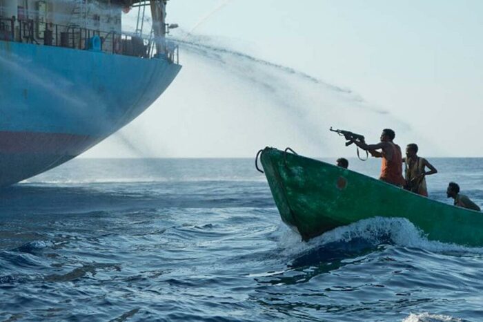 В Иране четыре пиратских лодки атаковали танкер