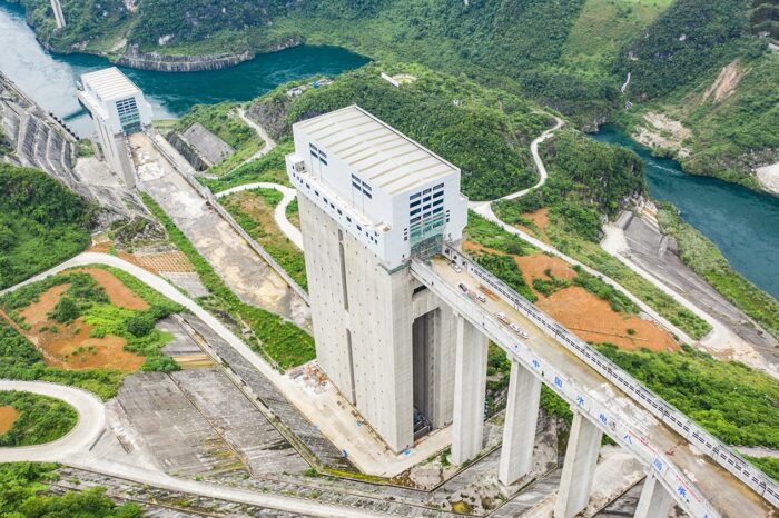 Самый большой лифт для подъема судов запустили в Китае (ВИДЕО)