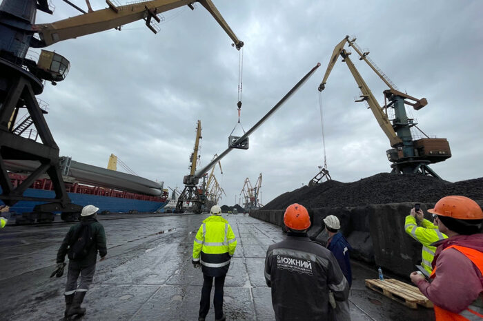 Порт «Южный» вновь перегружает лопасти для ВЭС (фото)
