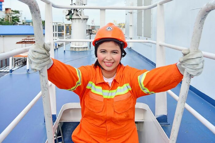 Майже чверть керівних посад у судноплавстві займають жінки
