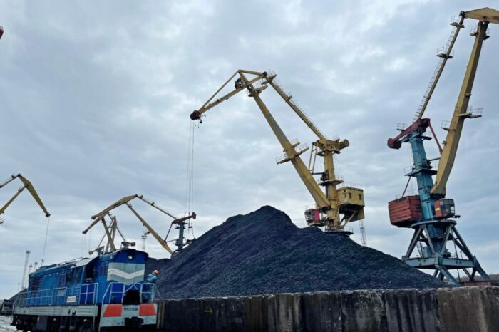 В декабре Украина примет еще шесть судов с углем