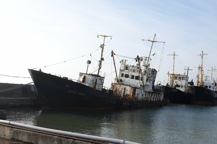 В Бердянске тонет старое рыболовное судно (фото)