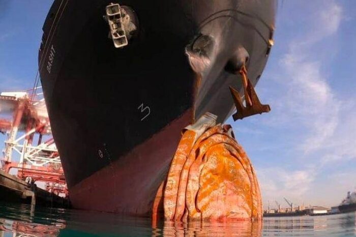 Иранский контейнеровоз столкнулся с земснарядом (ФОТО)