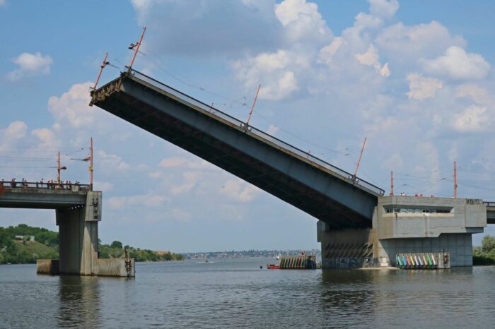 В Николаеве разводят мосты из-за судна «Александр Охрименко»